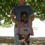 A migrant worker from Shandong Province China has a daughter with his African wife, his wife died when the daughter was two years old, and he himself grows vegetables on the outskirts of Nairobi to support the whole family, He is both a father and mother in one. Life must be very difficult.
